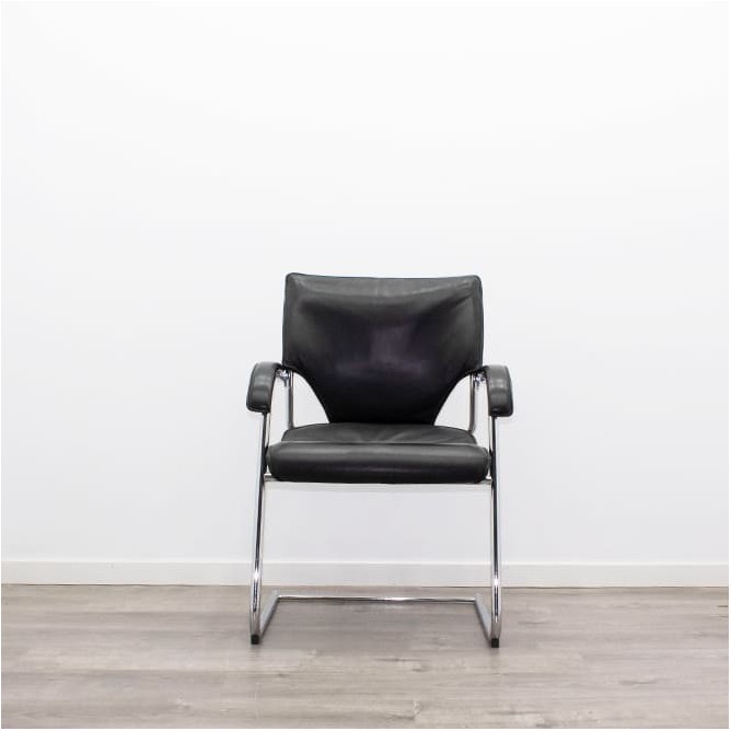 Silla confidente en piel negra y base patín cromada