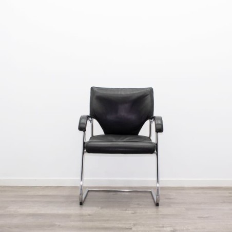 Silla confidente en piel negra y base patín cromada