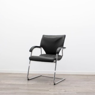 Silla confidente en piel negra y base patín cromada 2