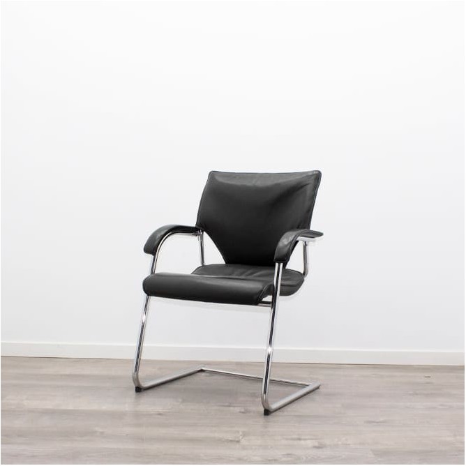 Silla confidente en piel negra y base patín cromada