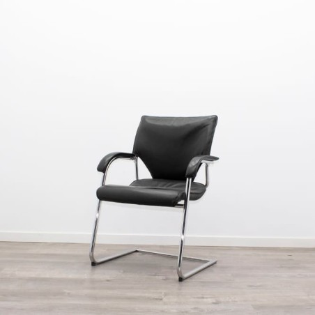 Silla confidente en piel negra y base patín cromada