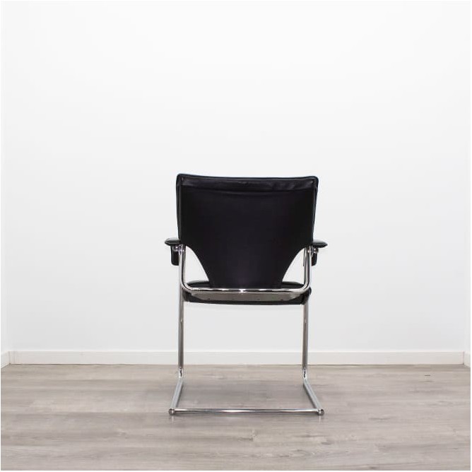 Silla confidente en piel negra y base patín cromada