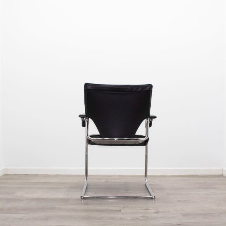 Silla confidente en piel negra y base patín cromada