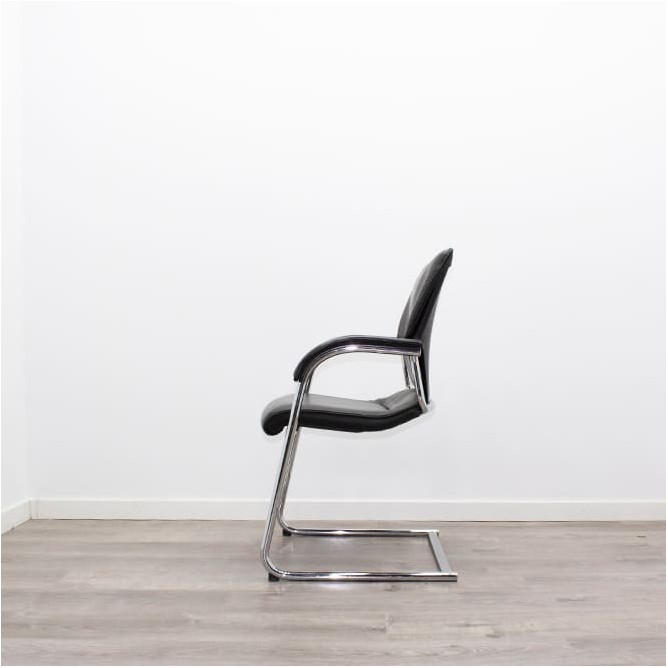 Silla confidente en piel negra y base patín cromada
