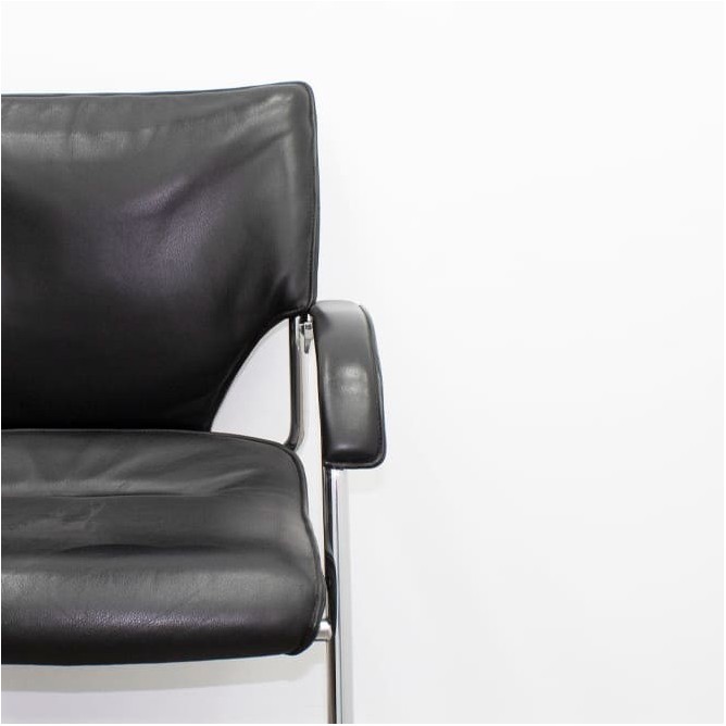 Silla confidente en piel negra y base patín cromada