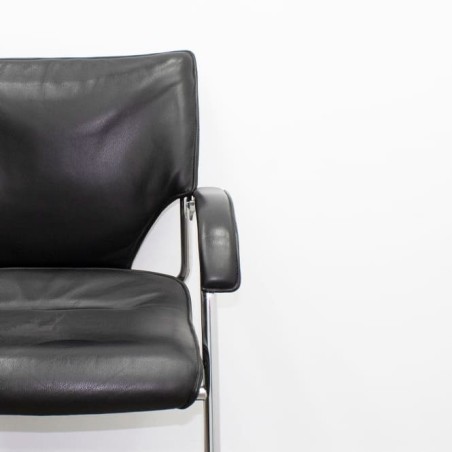 Silla confidente en piel negra y base patín cromada