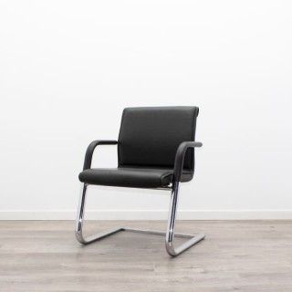 Silla confidente en piel negra y base patín cromada - Mercaoficina 2