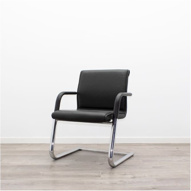 Silla confidente en piel negra y base patín cromada - Mercaoficina