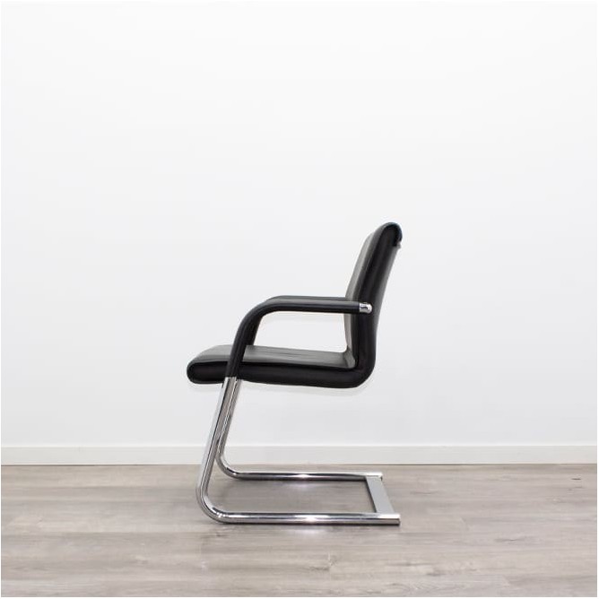Silla confidente en piel negra y base patín cromada - Mercaoficina