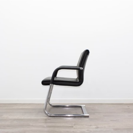 Silla confidente en piel negra y base patín cromada - Mercaoficina