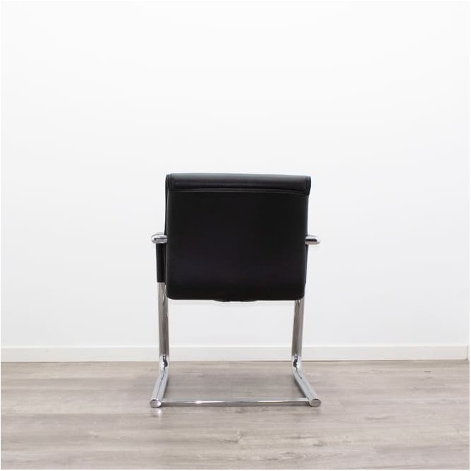 Silla confidente en piel negra y base patín cromada - Mercaoficina