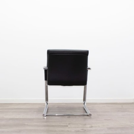 Silla confidente en piel negra y base patín cromada - Mercaoficina