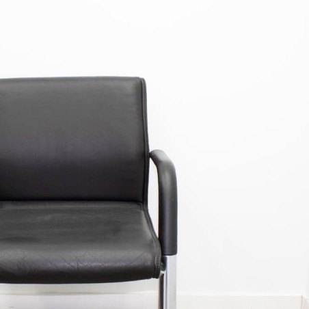 Silla confidente en piel negra y base patín cromada - Mercaoficina