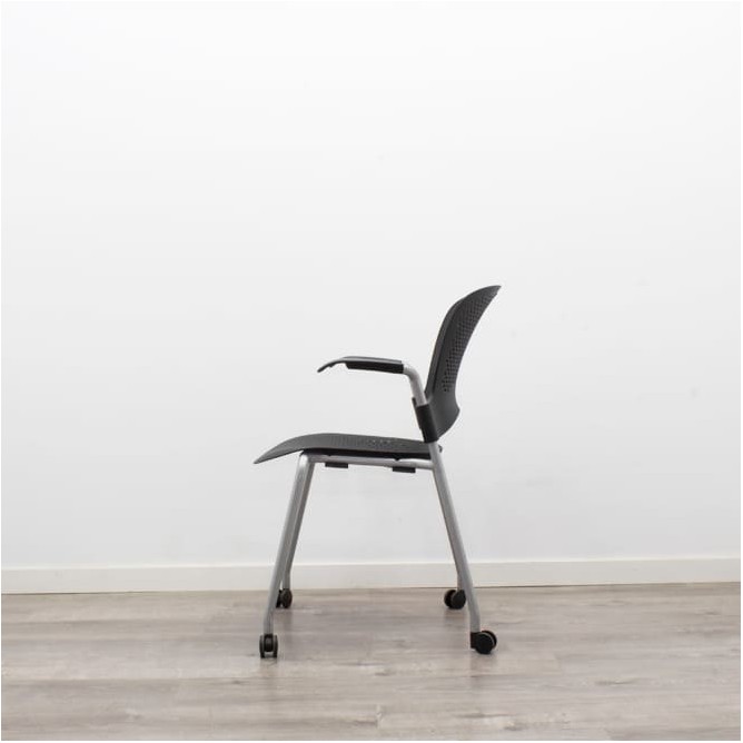 Silla colectividad en polipropileno negro con o sin brazos