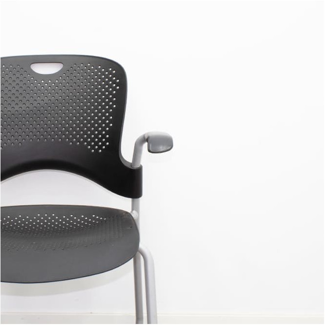 Silla colectividad en polipropileno negro con o sin brazos