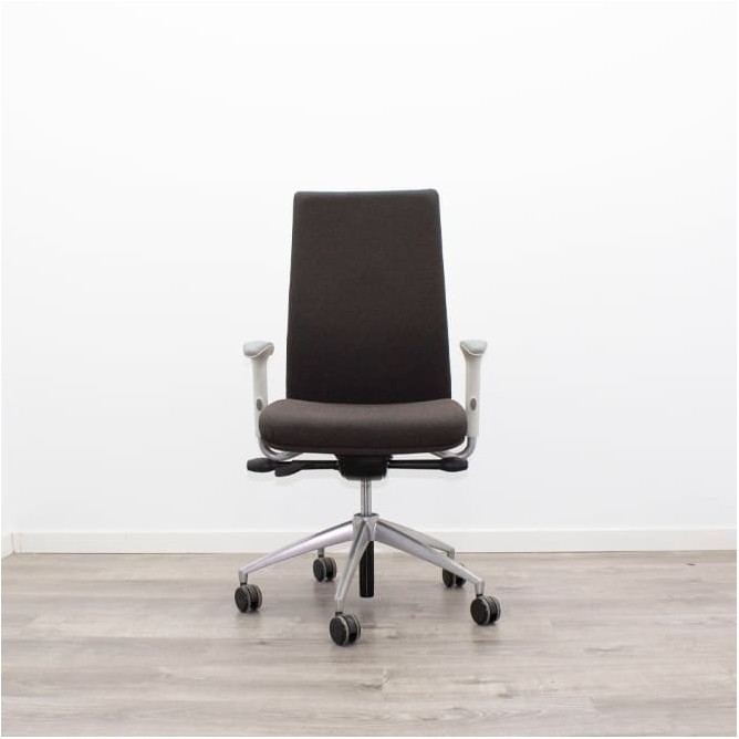 Silla dirección tapizada marrón con brazos regulables