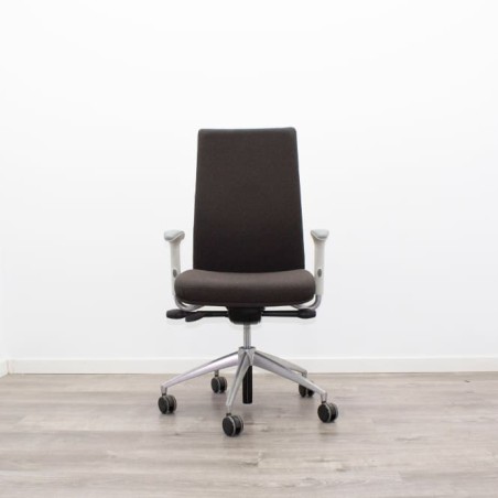 Silla dirección tapizada marrón con brazos regulables
