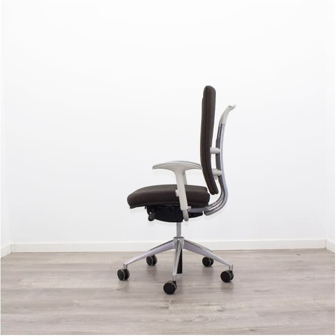 Silla dirección tapizada marrón con brazos regulables