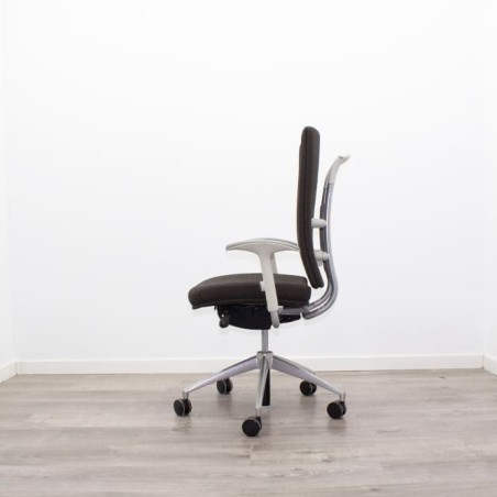 Silla dirección tapizada marrón con brazos regulables