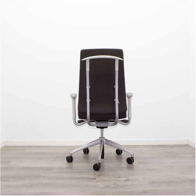 Silla dirección tapizada marrón con brazos regulables