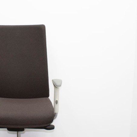 Silla dirección tapizada marrón con brazos regulables