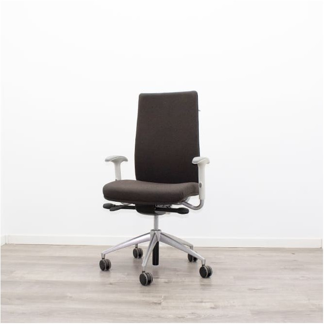 Silla dirección tapizada marrón con brazos regulables