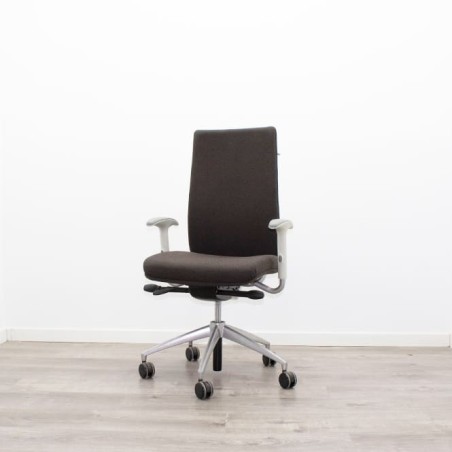 Silla dirección tapizada marrón con brazos regulables