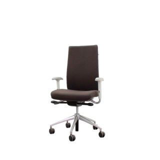 Silla dirección tapizada marrón con brazos regulables