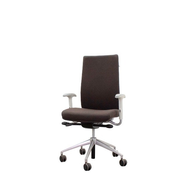 Silla dirección tapizada marrón con brazos regulables