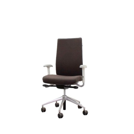 Silla dirección tapizada marrón con brazos regulables