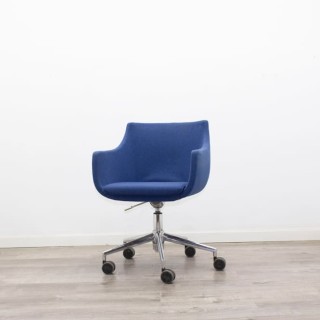 Sillón de espera con ruedas en tela azul 2