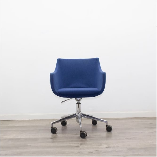 Sillón de espera con ruedas en tela azul