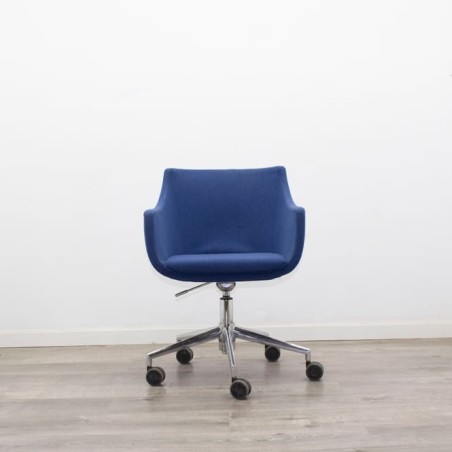 Sillón de espera con ruedas en tela azul