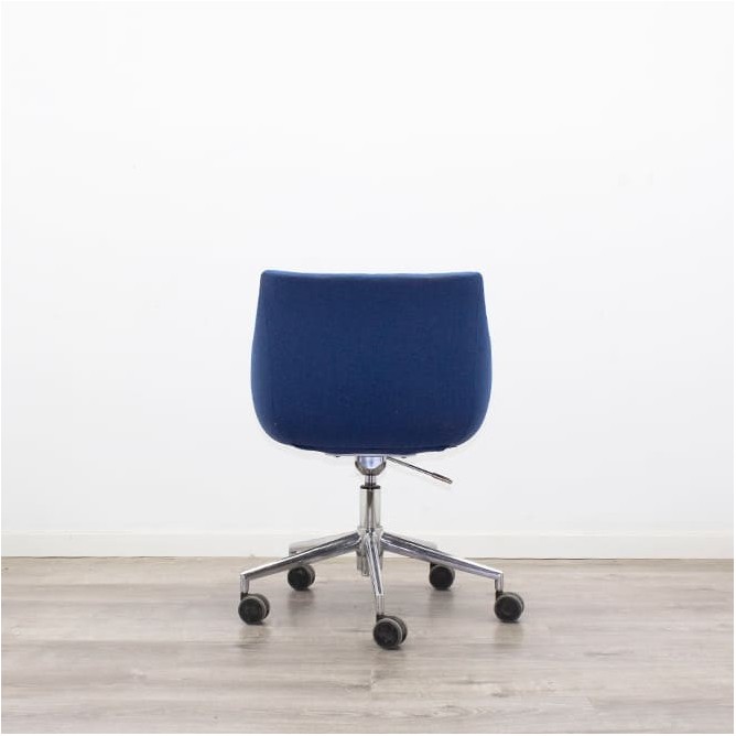 Sillón de espera con ruedas en tela azul