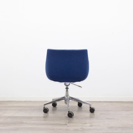 Sillón de espera con ruedas en tela azul