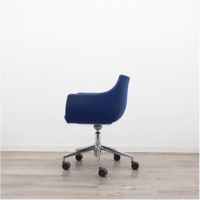 Sillón de espera con ruedas en tela azul