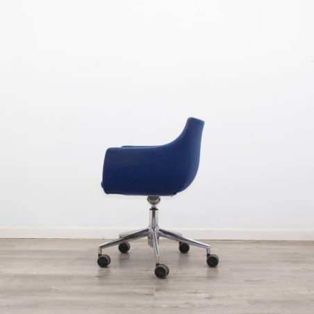 Sillón de espera con ruedas en tela azul