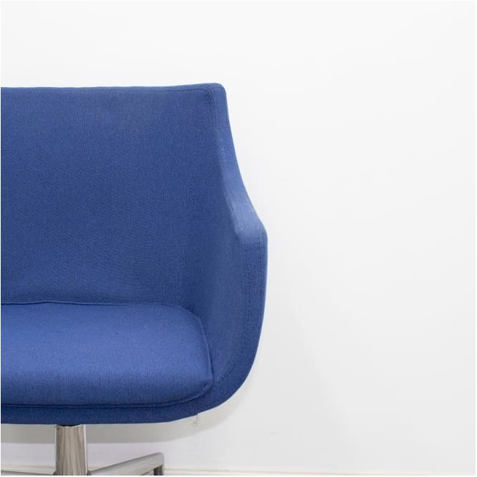 Sillón de espera con ruedas en tela azul