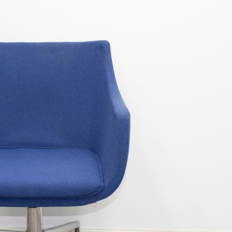 Sillón de espera con ruedas en tela azul