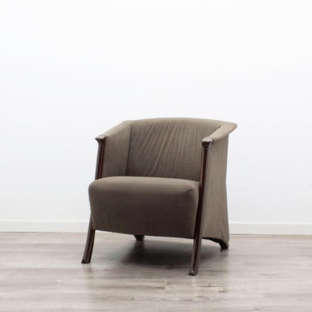 Silla de espera marrón con acabados de madera