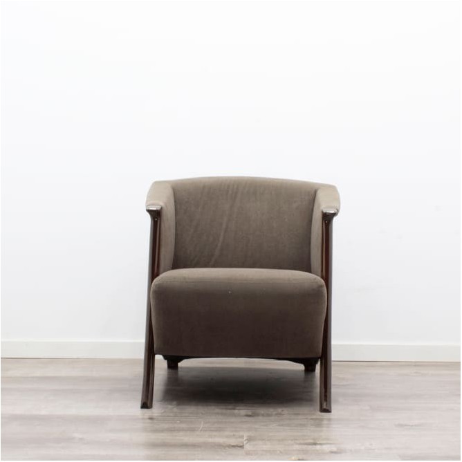 Silla de espera marrón con acabados de madera