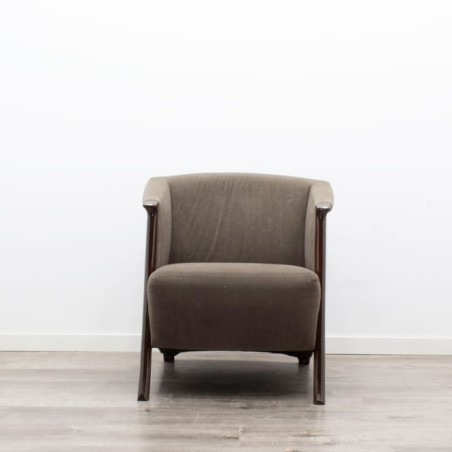 Silla de espera marrón con acabados de madera