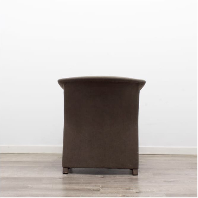 Silla de espera marrón con acabados de madera