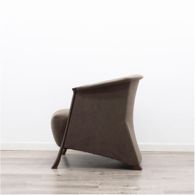 Silla de espera marrón con acabados de madera