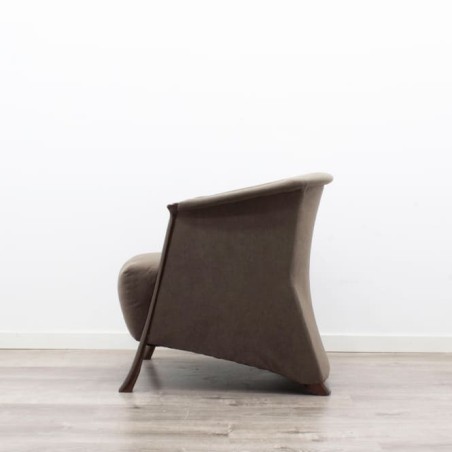 Silla de espera marrón con acabados de madera