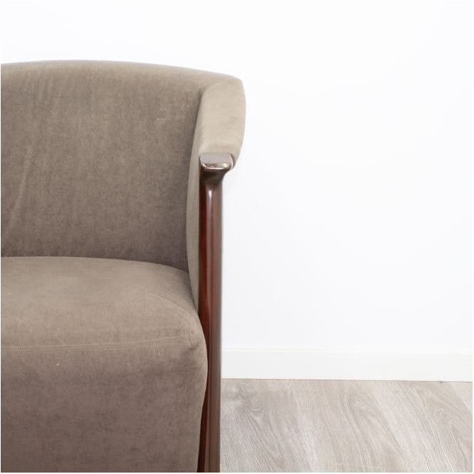 Silla de espera marrón con acabados de madera