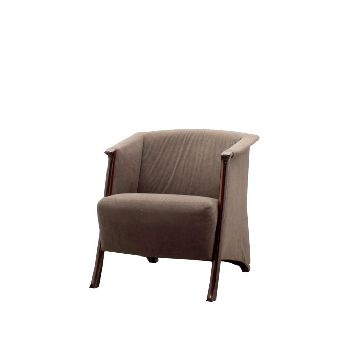 Silla de espera marrón con acabados de madera