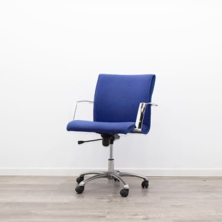 Silla operativa basculante tapizada en azul 2