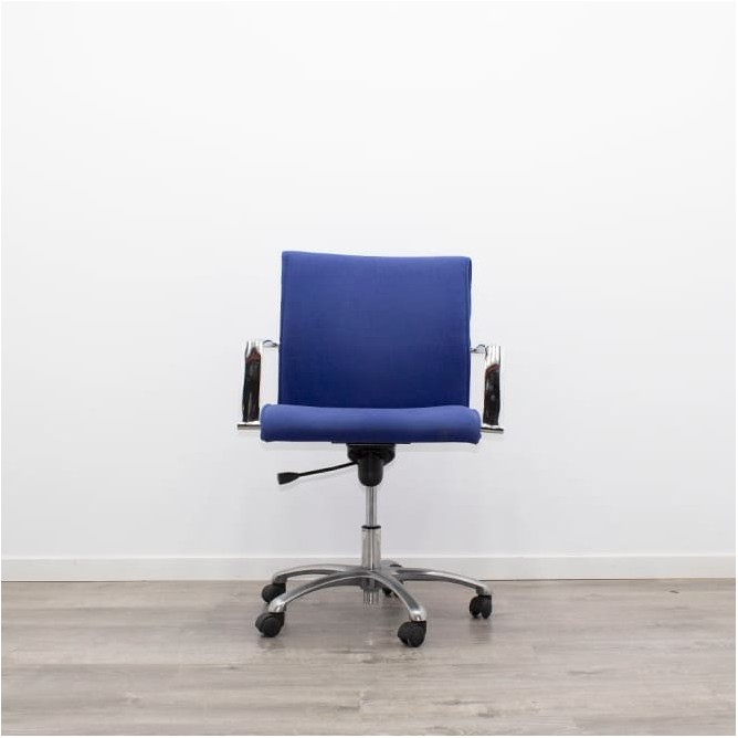 Silla operativa basculante tapizada en azul
