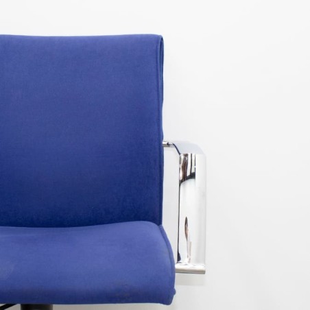 Silla operativa basculante tapizada en azul